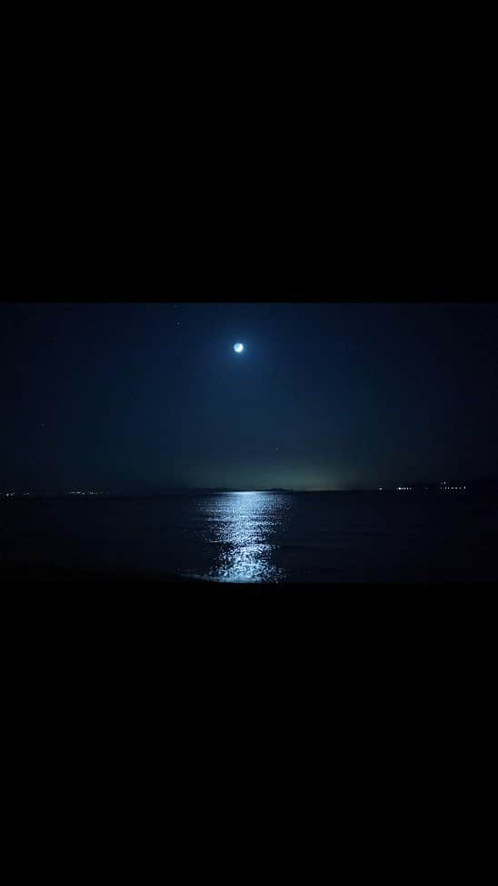 岩倉しおりのインスタグラム：「月のあかり。⁡ ⁡⁡⁡ ⁡ ⁡月が沈む時間にあわせて海にいったりするのがすき。⁡ ⁡⁡ ⁡⁡⁡ ⁡#ヨルシカ ⁡#香川 #香川県 #moon #月⁡ ⁡#三日月⁡ #瀬戸内海 #海 #sea  #夜 #night #Japan #日本 #リール #reels #reelsinstagram #reelsvideo #reelitfeelit #Japan #InstagramJapan #landscape #indy_photolife #photographer #photo_jpn #bestoftheday #IGersJP #ig_japan #감성사진 #photographylovers #ファインダー越しの私の世界」