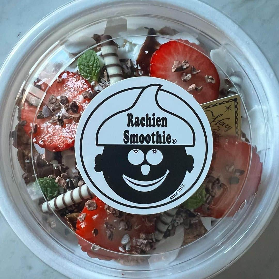 Rachien Smoothieさんのインスタグラム写真 - (Rachien SmoothieInstagram)「. 🎄🎄特別発送＆テイクアウト🎄🎄  クリスマスまでの限定メニュー、クリスマスカカオボウル。  早速、大人気です❣️  去年はテイクアウト出来なかったのですが、今年はテイクアウトもお受けしています❣️  またなんと！期間限定で特別発送も致します❣️  ご注文はこちらのfrozensmoothieサイトから☟  https://rachien2013.base.shop/ (トップに🔗)  数分で完売したクリスマスボウルをGET出来なかったお客様にも喜んで頂けたら嬉しいです。  また5個、10個とまとめてご希望の方は事前にご相談くださいませ。  近くの方も、遠くの方も...  みんなでクリスマス気分を楽しめたらいいな😌💭」12月7日 23時51分 - rachiensmoothie