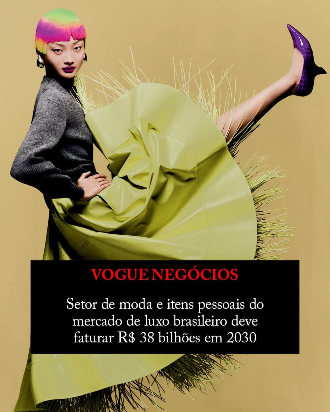 Vogue Brasilのインスタグラム：「Em parceria com a #VogueBrasil e o @valoreconomico, estudo exclusivo da @bainbrasil revelou que a moda foi o setor de maior faturamento no mercado de luxo brasileiro. Apenas em 2022, foram movimentados R$ 18 bilhões. Em 2020, esse mercado cresceu 110% comparado ao ano anterior, enquanto, em 2022, expandiu 183%. Quer saber o que esse consumidor espera, em qual canal se verá o maior crescimento de vendas e como questões relacionadas à ESG ganham importância? Confira dados inéditos em vogue.com.br.」