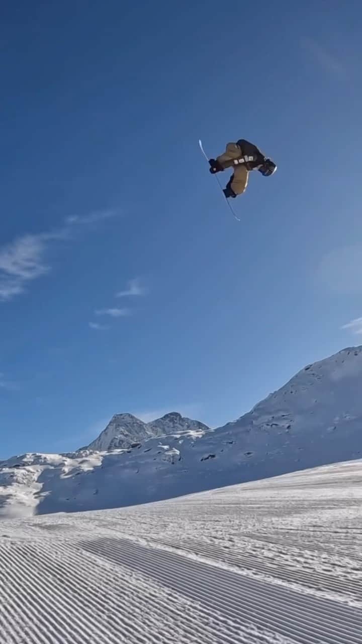 モンスターエナジーのインスタグラム：「Front 12 into a Cab 12 = WTF 🤯 @CocomonSan   #MonsterEnergy #Snow #Snowboard #Snowboarding」