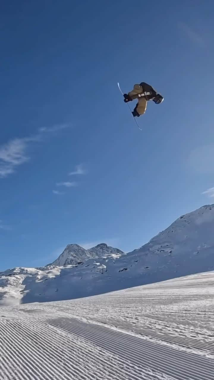 モンスターエナジーのインスタグラム：「Front 12 into a Cab 12 = WTF 🤯 @CocomonSan   #MonsterEnergy #Snow #Snowboard #Snowboarding」