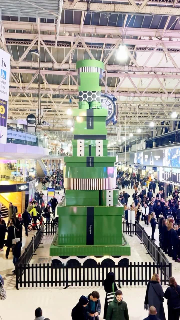 ケイト・スペードのインスタグラム：「London calling! This postcard from across the pond shows our kind of Christmas tree—one made entirely of kate spade new york boxes and stacked up right in the middle of Waterloo station. UK friends and family: pop by and see it until January 6! #katespadeny」