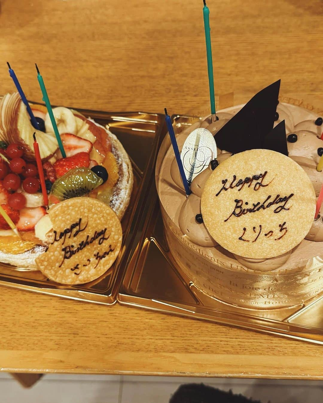 himecyanさんのインスタグラム写真 - (himecyanInstagram)「パパお誕生日おめでとう㊗️🎂 先日 @tsunepapa3 @tsunekids ちゃんご家族がパパと私のお誕生日のお祝いをサプライズでしてくれました🥹🩵 子供たちは5、6年前から友達だけど、私がツネ嫁ちゃんと出会ったのは今年になってから。だけど初めて会った時から話しやすくて一気に仲良くなれて嬉しいな🌈 ツネちもツネ嫁ちゃんもビビるレベルでいい人で優しくて、この出会いのきっかけを作ってくれた @chaichinelson とハルに感謝😢🩵  #お誕生日ケーキ  #お誕生日おめでとう」12月8日 0時03分 - himecyan