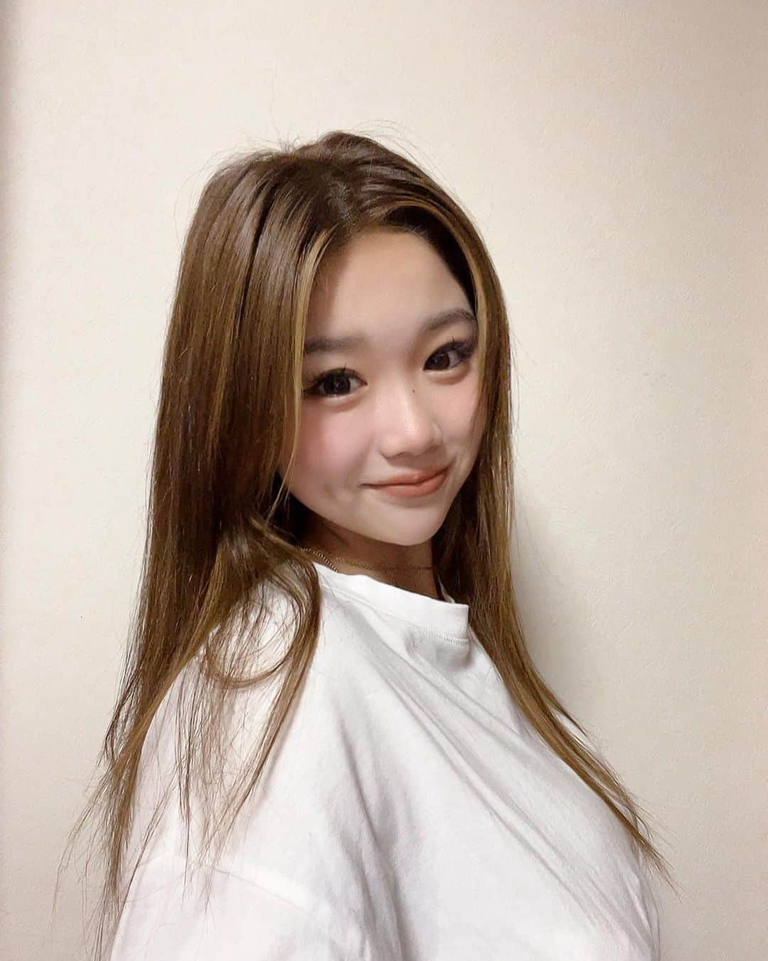 中島結音さんのインスタグラム写真 - (中島結音Instagram)「. みんなはヘアケアなにしてる？  ゆのんはディアボーテゆがみディープリペアマスクをつかっとるよ！！！  ディアボーテのマスクは髪につけた瞬間から髪にスーッとなじんで新しい感覚  ゆがみケアが効いとるけ、雨の日でも髪の毛がストンとまとまってくれるよ😍  #PR #ディアボーテ #ディアボーテHIMAWARI #髪のゆがみケア #湿気ケア #ヘアマスク #雨の日のヘアマスク  #ゆがみディープリペアマスク #雨の日もまとまる髪へ  ゆがみ：うねり・くせ・パサつきの原因となっている髪内部の水分と油分のバランスの乱れと外側のキューティクルの不均一なはがれのことです HIMAWARI：プレミアムヒマワリオイルEX（種子油·種子エキス·花エキス）<補修＆保湿成分>」12月8日 0時00分 - yunon___1120