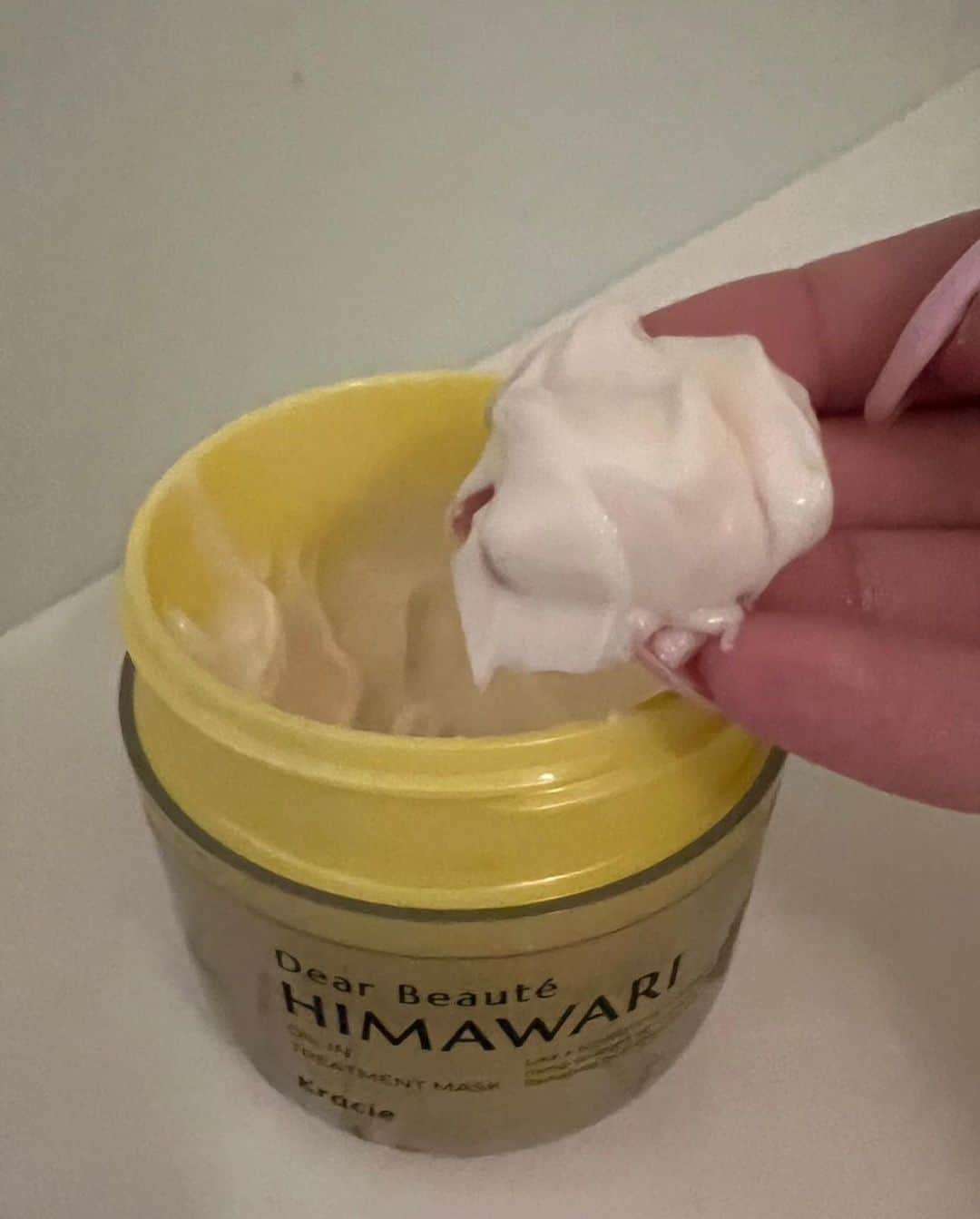 中島結音さんのインスタグラム写真 - (中島結音Instagram)「. みんなはヘアケアなにしてる？  ゆのんはディアボーテゆがみディープリペアマスクをつかっとるよ！！！  ディアボーテのマスクは髪につけた瞬間から髪にスーッとなじんで新しい感覚  ゆがみケアが効いとるけ、雨の日でも髪の毛がストンとまとまってくれるよ😍  #PR #ディアボーテ #ディアボーテHIMAWARI #髪のゆがみケア #湿気ケア #ヘアマスク #雨の日のヘアマスク  #ゆがみディープリペアマスク #雨の日もまとまる髪へ  ゆがみ：うねり・くせ・パサつきの原因となっている髪内部の水分と油分のバランスの乱れと外側のキューティクルの不均一なはがれのことです HIMAWARI：プレミアムヒマワリオイルEX（種子油·種子エキス·花エキス）<補修＆保湿成分>」12月8日 0時00分 - yunon___1120