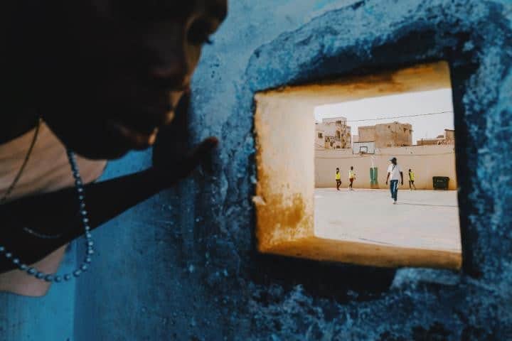 ライカのインスタグラム：「Game on!  Peeking through a wall hole, it's like having a front-row seat to the basketball show. Grab your Leica to capture those unique moments.  📷:@omaropoulos with Leica Q2 #LeicaCamera #Leica #🔴📷」