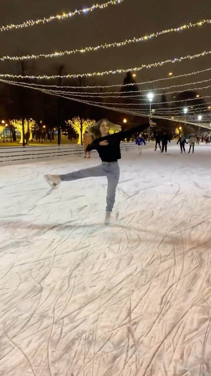 オリンピックのインスタグラム：「Festive #FigureSkating fun! ✨  #GPFigure 🎥: @iklimsentunali」