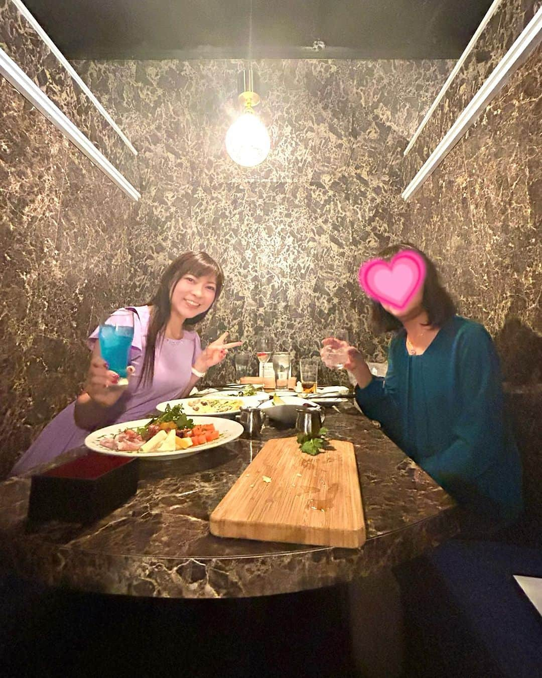 DJ MIYAさんのインスタグラム写真 - (DJ MIYAInstagram)「こんばんにゃ⭐️今日は新宿にmomとお出かけ*\(^o^)/*  『FULLMOoN 全席個室ビストロ 新宿店』さんでママとディナーしてきたよーぉぉ❤️  チーズやお肉好きな人にもおすすめだしお魚料理やピザなど幅広くてぜんぶ本格的で美味しいのでおすすめです⭐︎  ◉乾杯旬のフルーツスパークリングワイン　1200円　とマスターズドリームで乾杯！  こぼれるくらい注いでくれて華やか〜  ◉チーズ盛り合わせ　5種  わぁ！可愛いい盛りつけでミモレットやブルーチーズにいちじくやくるみも乗っててお酒に合う♡  ◉オリーブの盛り合わせ 5種　 大好きなオリーブ🫒グリーンと黒オリーブの両方がたっぷり🎵  ◉バーニャカウダ お野菜がとてもみずみずしくていい感じです。 スナップえんどうやかぶ、パプリカなどソースにdipして*\(^o^)/*  ao碧の水割りとチャイナブルーも頼んでみたの💗 さっぱりとした風味がいいよね  ◉アンティパストの盛り合わせ　2200円  すごぉいボリュームの5種盛りになったおつまみー！ オリーブにサーモン、中央の牛ユッケ、チーズ、ハムとこれを頼めばお酒とぴったりのものが乗っかってるのでまちがいないですぅぅ♡  ◉FULLMOON クワトロチーズ和牛とマッシュルームクリームピザ　1480円  ピザも熱々で美味しいの*\(^o^)/* チーズにたっぷりの蜂蜜をかけられるのが魅力的なこのpizza!  ◉目の前カット！牛イチボのシュラスコグリル　350g 3280円  すごー！！！2人で完食してしまうほどの美味しいお肉で焼き加減もよき💗  ソースにママはわさびもつけて堪能していましたよ🎵  ◉日替わり鮮魚のカルパッチョ   豪華〜！ぶりでした^_^フレッシュでよき💗  平日の夜も沢山のグループで賑わってるし活気があっていいね💗どのお料理もお酒もおすすめ🎵 接客素晴らしい！  みんないってみてね〜♡  @bistro.fullmoon_shibuya  渋谷店もあるらしー！  #新宿グルメ #新宿 #新宿駅 #グランドオープン #新店舗 #新宿ディナー #新宿女子会 #新宿おしゃれスポット #個室居酒屋 #新宿レストラン #お肉好き #肉とチーズ #グルメ #グルメ女子 #東京グルメ #東京グルメ巡り #インフルエンサー #インスタグラマー #女子会ディナー #新宿ビストロ #新宿区 #新宿個室居酒屋 #おしゃれ居酒屋 #シュラスコ #新宿肉料理 #肉とチーズ」12月8日 0時01分 - dj_miya