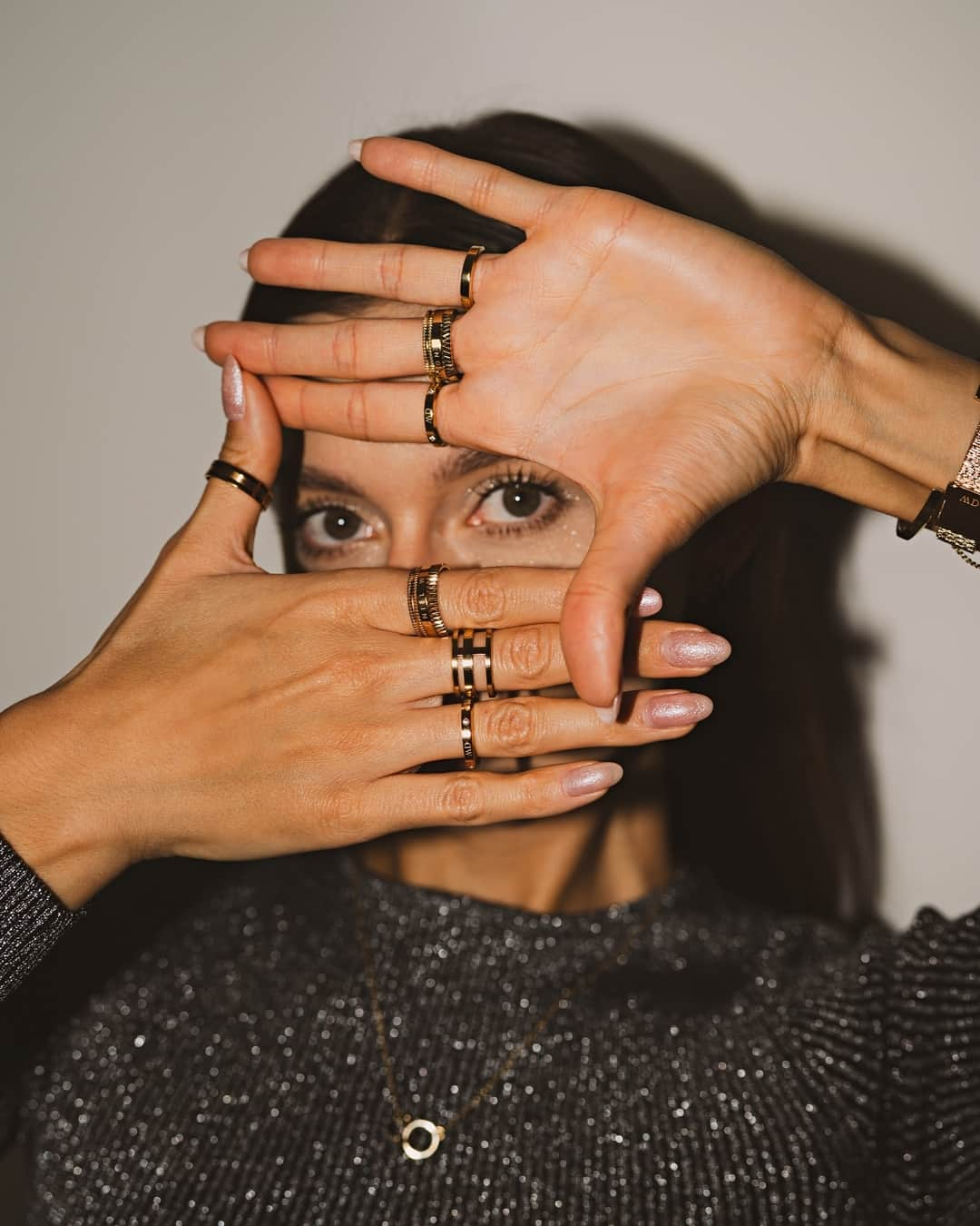 ダニエルウェリントンさんのインスタグラム写真 - (ダニエルウェリントンInstagram)「All eyes on you... aaaand on your 7 rings! 💍 Shop our rings and necklaces so you make sure to shine brighter than the xmas lights this year. 🎄✨⁣ 👉 Find these and other products through the link in bio! 🔗  #HappyHolidays #RingStack #DanielWellington」12月8日 0時01分 - danielwellington