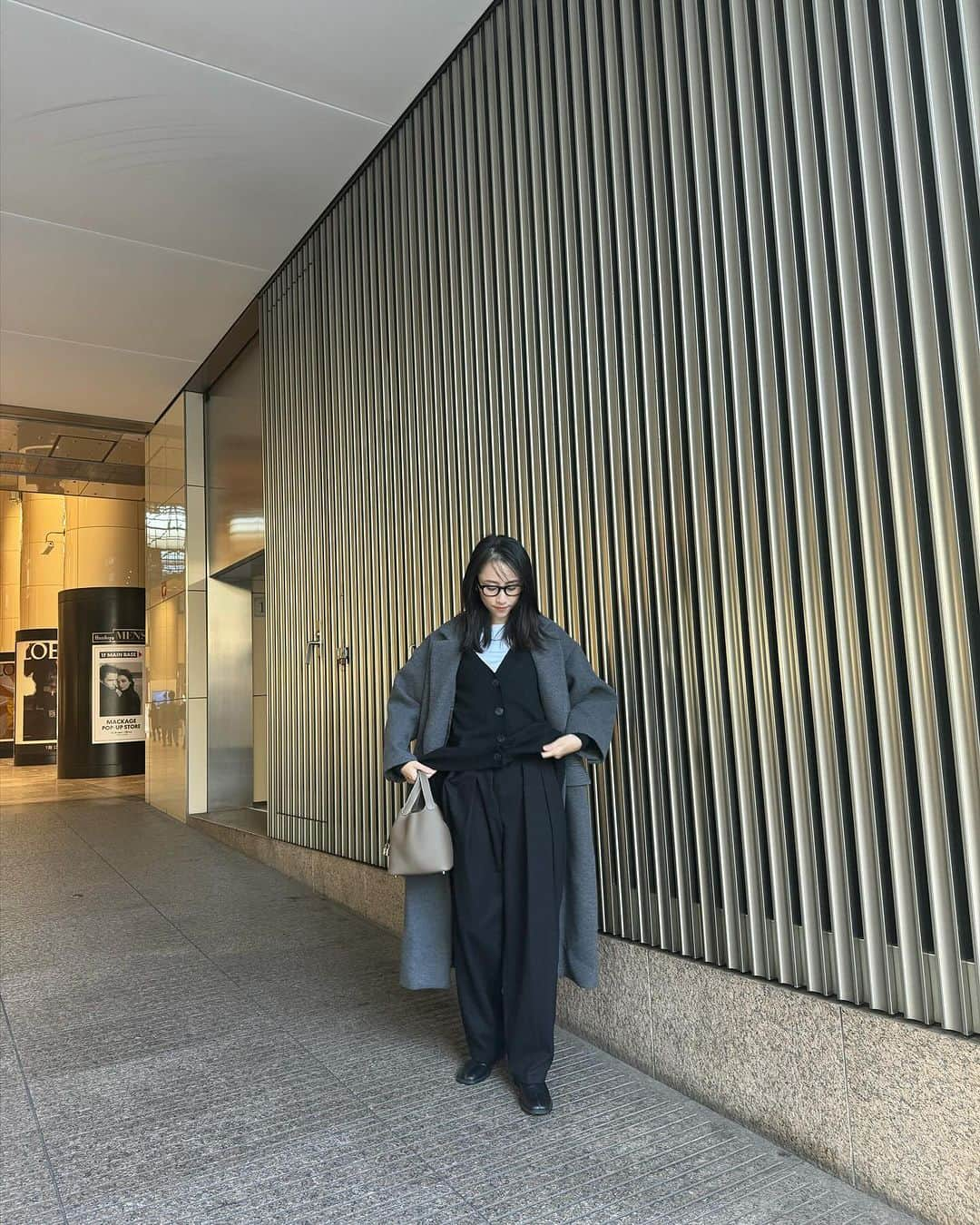 Rienaさんのインスタグラム写真 - (RienaInstagram)「@stellafish_official のパンツ👖  生地がしっかりしていて、 起毛だから寒い冬にぴったり✨ ディテールも好み🫶🏻  ウエストが太めのマジックテープになってるの！  それを見せたいの図が3枚目だけど、見えてない😂  #pr #stellafish #Riena #Riena私服 @stellafish_official」12月8日 0時04分 - riena0809