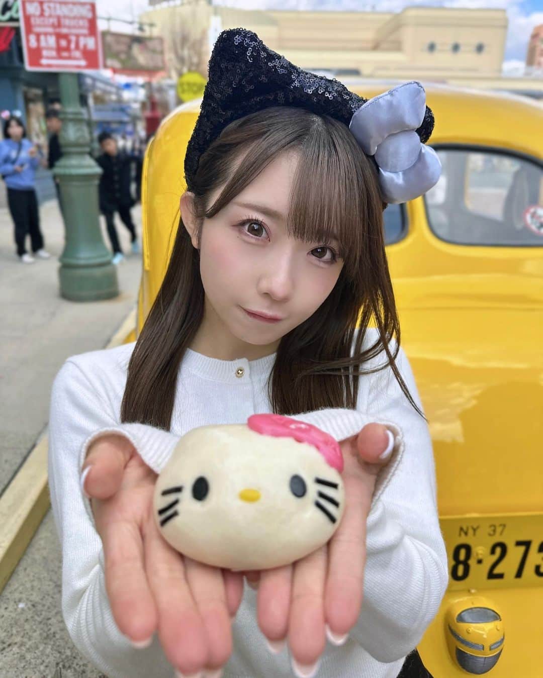 大河もものインスタグラム：「🐱🎀🚕 ユニバの思い出……………!!! キティまんで自撮りしてたらだんだんポーチにみえてきて面白かった😷()  つぎはクリスマスディズニーいきたいぃぃ  #ユニバ #グラビア #アイドル #コスプレイヤー #美容」