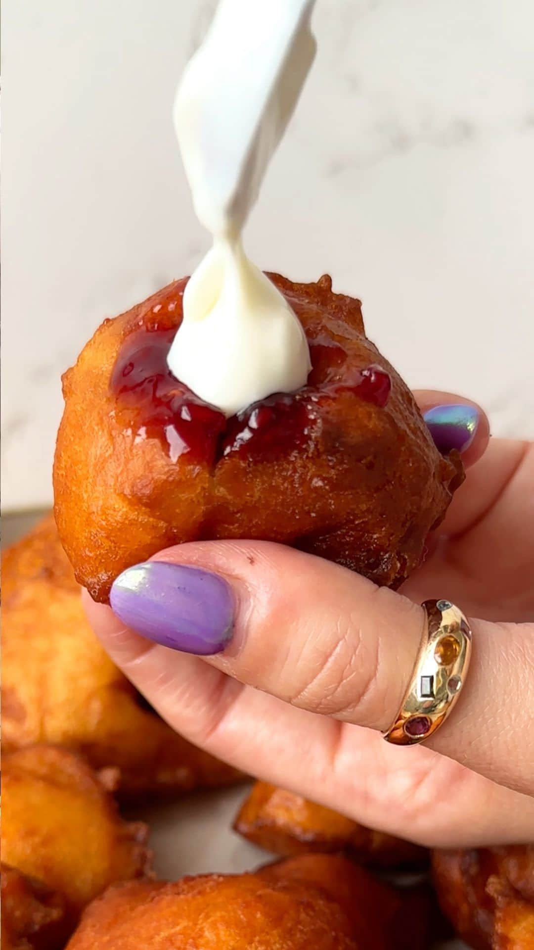 Chobaniのインスタグラム：「@alexawhatsfordinner is making sufganiyot (jelly donuts) for Hanukkah! 💖 Get the recipe below –  ✨ Ingredients ✨  (for about 15 donuts) • 1 egg  • 1 ¼ cups Chobani® Lowfat Plain Greek Yogurt, divided • 1 ¼ cup all-purpose flour • 2 tbsp granulated sugar  • 1 ½ tsp baking powder  • 1 tsp vanilla extract  • Pinch of kosher salt  • Vegetable oil, for frying  • Zest of 1 lemon • Juice of ½ lemon • Berry jam • Powdered sugar, for dusting   🍩 Directions 🍩 1. In a large bowl, beat the egg; then add in 1 cup of the Greek Yogurt, and the flour, sugar, baking powder, vanilla extract, and kosher salt. Mix well until the dough is evenly combined and thick. 2. In a large pan with high sides, add vegetable oil until there are about two inches of oil in the pan; heat it over medium-high. When the oil is heated to 350ºF, using a spoon, carefully slip scoops of the donut dough into the oil. Allow them to fry until golden brown on all sides, then move them to a paper towel-lined plate. 3. In a small bowl, add the remaining ¼ cup Greek Yogurt, plus the lemon zest and juice. Stir to combine.  4. Using a sharp knife, slice a small slit into the doughnuts. With a small spoon, add a bit of the berry jam and yogurt/lemon mixture into each doughnut. Garnish the sufganiyot with powdered sugar. Enjoy!  #sufganiyot #hanukkah #hanukkahrecipes #greekyogurtrecipes #jellydonut」