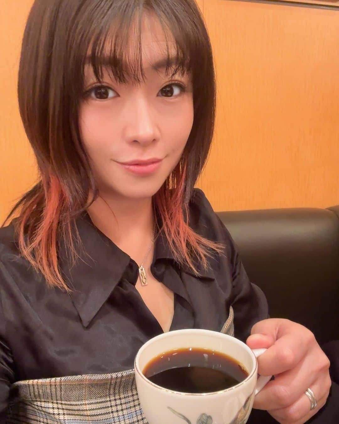 範田紗々のインスタグラム：「叔母と横浜で☕️ 70年間お付き合いしていた彼が亡くなったそう 一途ね🥹」