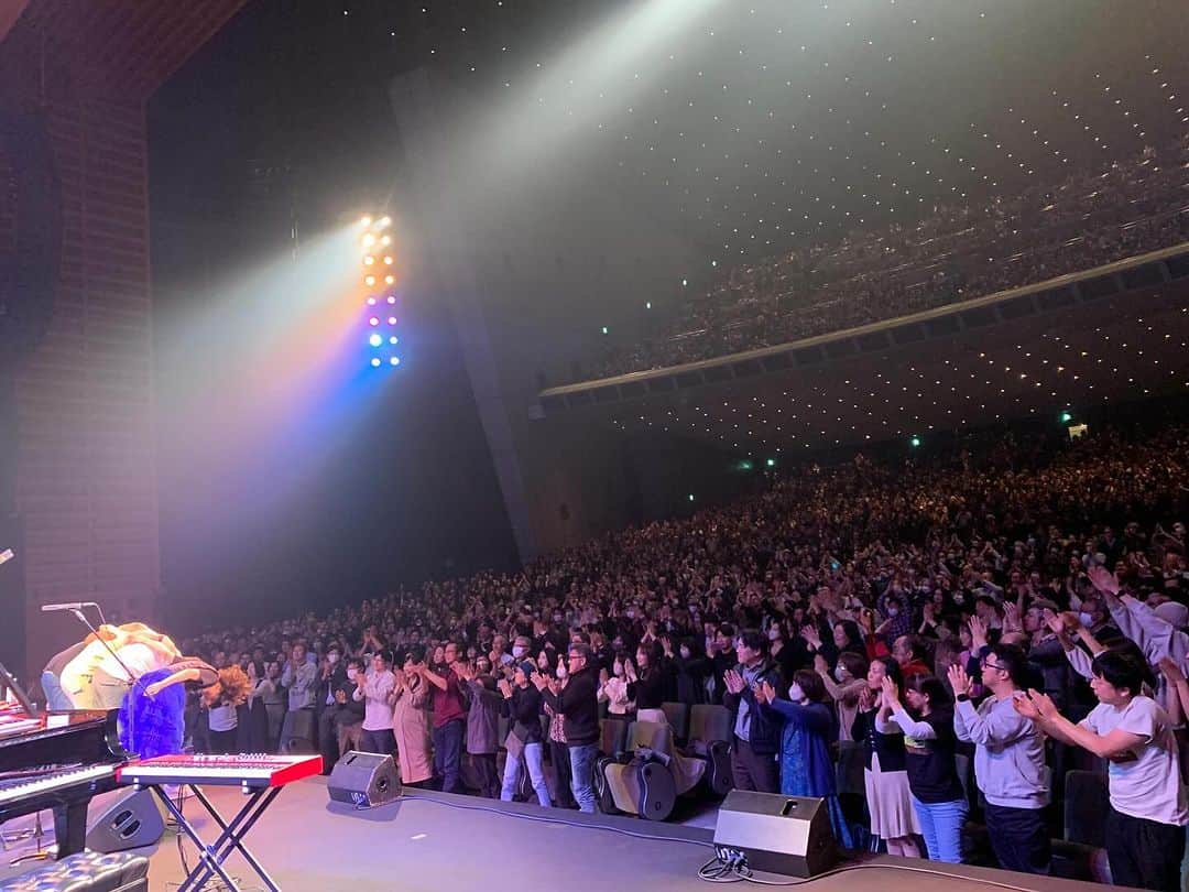上原ひろみのインスタグラム：「Tokyo! International forum is such a special venue, like a giant spaceship 🚀. We certainly received 5000 people’s super energy. Thank you all for being there tonight!」