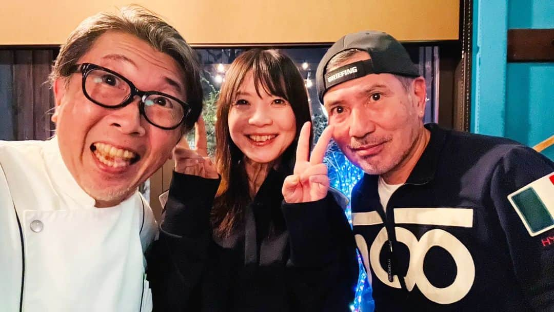 谷口キヨコさんのインスタグラム写真 - (谷口キヨコInstagram)「夜は久々の外食🏢🍴n/nの野崎さんのところに。高橋さん(右)が大きいお兄ちゃん、野崎さん(左)が、小さいお兄ちゃん。ほんまに久々にゆっくり話したなぁ。今年も元気に終えて、来年も元気に迎えたいです～😆 #ビストロn/n #谷口キヨコ　#キヨピー　#野崎シェフ　#高橋さん　#年の瀬　#忘年会　#快気祝い　#今年も元気に過ごしました　#来年も元気に」12月8日 0時12分 - kiyokotaniguchi