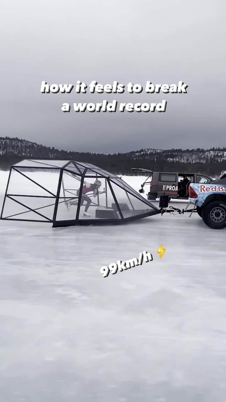 レッドブルのインスタグラム：「the coolest way to break a world record (literally) 😏🧊  click the ~link in bio~ and check the the full podcast 🎧  ⛸️: @kjeldnuis   #redbull #givesyouwiiings #speedskating #worldrecord #wintersports」