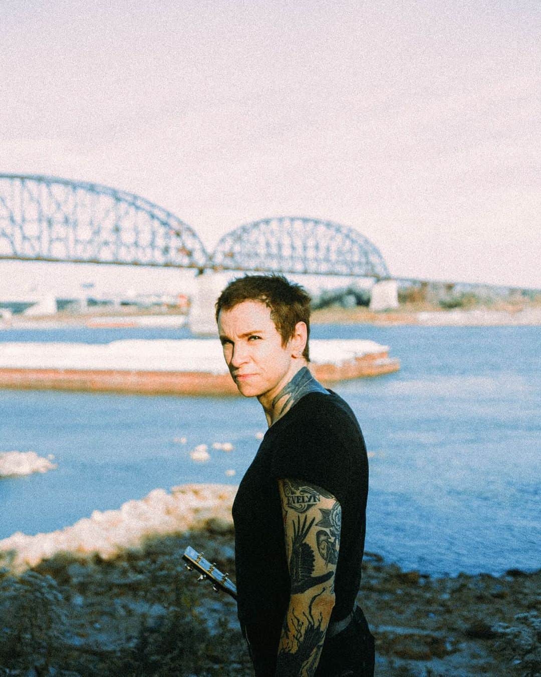 Kerrang!のインスタグラム：「“I think as you get older and go through life’s hurts and heartbreaks, it gets harder and harder to let yourself be open and vulnerable. But when you do, it can be so worth it…”  Listen to Laura Jane Grace’s moving new single, Cuffing Season, now at the link in bio 🔗  📸: @elevamy」