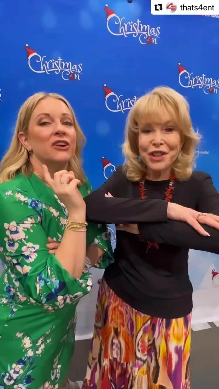 メリッサ・ジョーン・ハートのインスタグラム：「On my way north for some Christmas fun at #ChristmasCon. Who's coming for some holiday cheer and hot coco?」