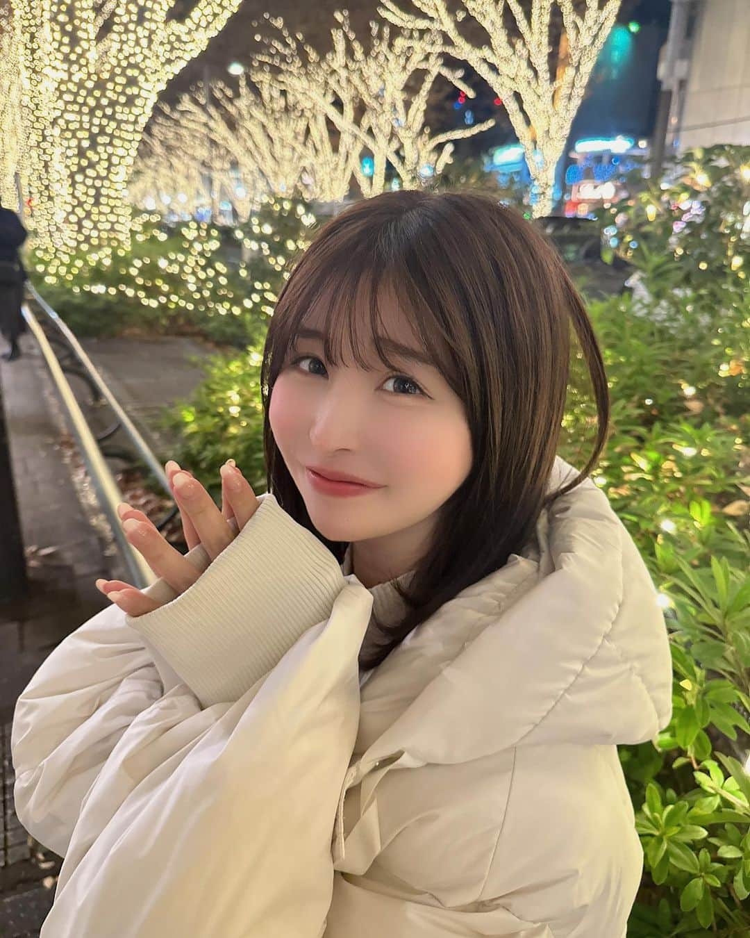 木南美々のインスタグラム：「⁡ ⁡ 今日は妹が遊びに来ていました🏡 ⁡ 妹は今時の若い子なので、物知りだし、 写真を撮るのがめっちゃ上手いのです👀 可愛く撮ってくれるからお願いしちゃった☃️  今もね、お話ししながらだらだらしてるよ〜  ご存知の方もいると思いますが、 木南は特に妹に激甘です😚💓笑  少しでも自慢のお姉ちゃんになれるように、 グラビアの活動をせいいっぱい頑張るのが 今の私の純粋な目標だよ💪🏻✨✨  ちなみにこのコートは美人マネージャーさんと おそろっちが発覚した(*´ω`*)うれしい💓  #グラビア #インスタグラビア #グラビアアイドル #水着 #巨乳 #gravure #japanesegirl #cosplay #日本女孩 #写真好きな人と繋がりたい #ポートレート #イルミネーション #表参道」