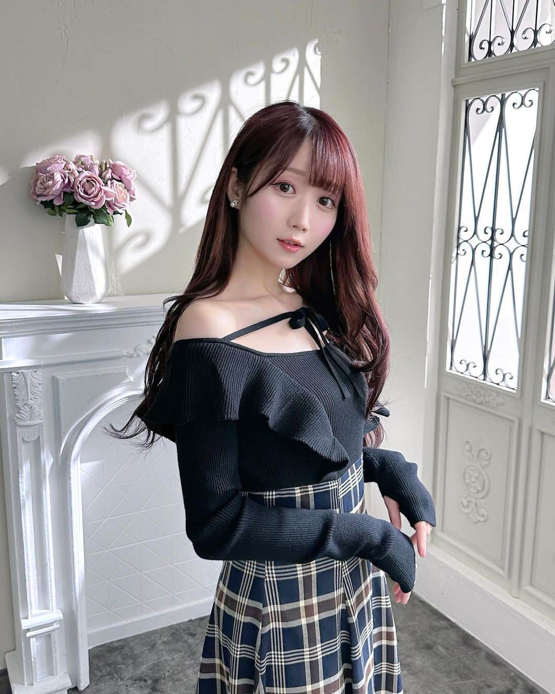 大谷映美里さんのインスタグラム写真 - (大谷映美里Instagram)「ワンピース集♡ インスタライブありがとうございました️☺️ お見逃しの方はアーカイブでぜひ🫶🏻  ☑︎ニットドッキングワンピ デコルテのリボンが可愛いポイント🎀 オフショルっぽくも着ていただけます◎ 1枚でコーデが完成する使いやすいワンピ🎄  ☑︎パイピングワンピ 特別感のある本命ワンピ💓 きゅっとしたウエストラインでスタイル良く✨ この季節のお出かけにぴったりです🍷  ☑︎ニットワンピ 去年人気だったアイテムのリバイバル🐈 1枚でゆるっと可愛いニットワンピです💫 生地感が柔らかく、より着心地の良いものになっています♡  web store 12/8(fri)19:30〜リリースです☃️#RoseMuse」12月8日 0時29分 - otani_emiri