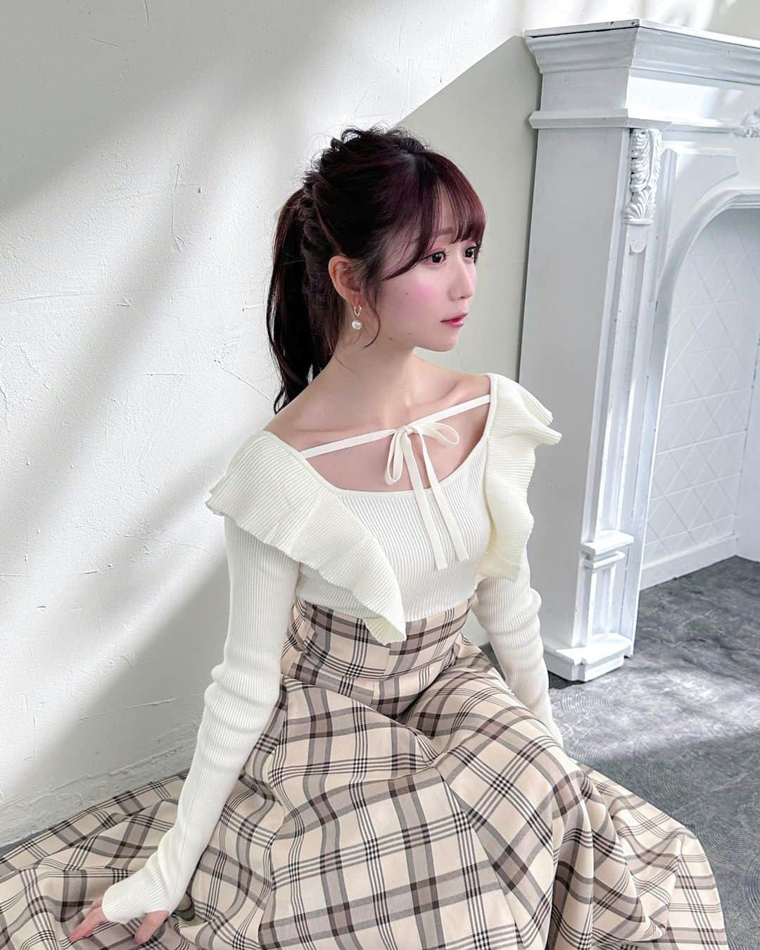 大谷映美里さんのインスタグラム写真 - (大谷映美里Instagram)「ワンピース集♡ インスタライブありがとうございました️☺️ お見逃しの方はアーカイブでぜひ🫶🏻  ☑︎ニットドッキングワンピ デコルテのリボンが可愛いポイント🎀 オフショルっぽくも着ていただけます◎ 1枚でコーデが完成する使いやすいワンピ🎄  ☑︎パイピングワンピ 特別感のある本命ワンピ💓 きゅっとしたウエストラインでスタイル良く✨ この季節のお出かけにぴったりです🍷  ☑︎ニットワンピ 去年人気だったアイテムのリバイバル🐈 1枚でゆるっと可愛いニットワンピです💫 生地感が柔らかく、より着心地の良いものになっています♡  web store 12/8(fri)19:30〜リリースです☃️#RoseMuse」12月8日 0時29分 - otani_emiri
