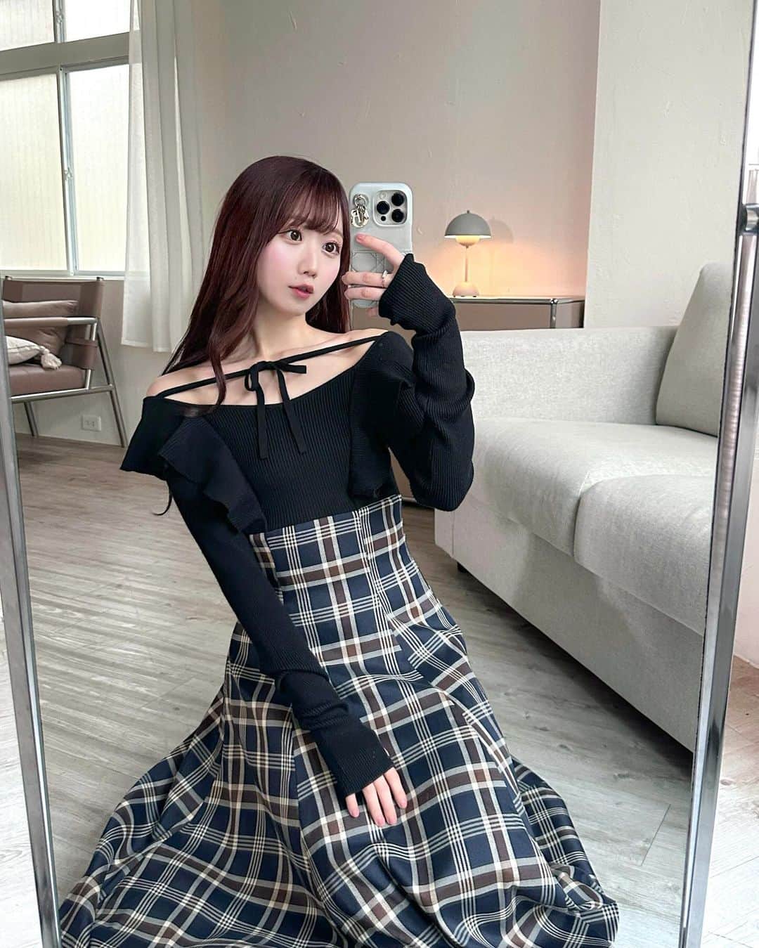 大谷映美里さんのインスタグラム写真 - (大谷映美里Instagram)「ワンピース集♡ インスタライブありがとうございました️☺️ お見逃しの方はアーカイブでぜひ🫶🏻  ☑︎ニットドッキングワンピ デコルテのリボンが可愛いポイント🎀 オフショルっぽくも着ていただけます◎ 1枚でコーデが完成する使いやすいワンピ🎄  ☑︎パイピングワンピ 特別感のある本命ワンピ💓 きゅっとしたウエストラインでスタイル良く✨ この季節のお出かけにぴったりです🍷  ☑︎ニットワンピ 去年人気だったアイテムのリバイバル🐈 1枚でゆるっと可愛いニットワンピです💫 生地感が柔らかく、より着心地の良いものになっています♡  web store 12/8(fri)19:30〜リリースです☃️#RoseMuse」12月8日 0時29分 - otani_emiri