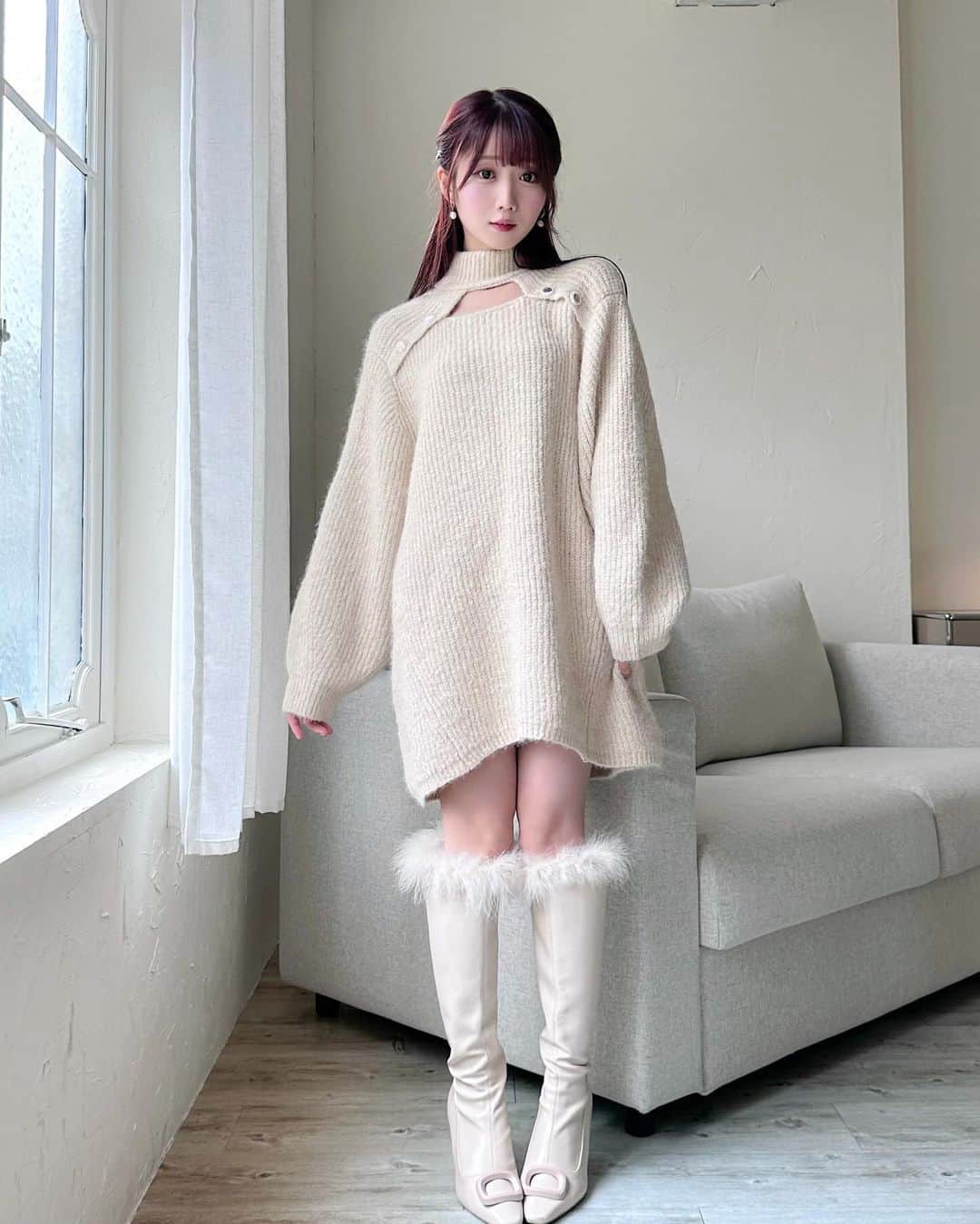 大谷映美里さんのインスタグラム写真 - (大谷映美里Instagram)「ワンピース集♡ インスタライブありがとうございました️☺️ お見逃しの方はアーカイブでぜひ🫶🏻  ☑︎ニットドッキングワンピ デコルテのリボンが可愛いポイント🎀 オフショルっぽくも着ていただけます◎ 1枚でコーデが完成する使いやすいワンピ🎄  ☑︎パイピングワンピ 特別感のある本命ワンピ💓 きゅっとしたウエストラインでスタイル良く✨ この季節のお出かけにぴったりです🍷  ☑︎ニットワンピ 去年人気だったアイテムのリバイバル🐈 1枚でゆるっと可愛いニットワンピです💫 生地感が柔らかく、より着心地の良いものになっています♡  web store 12/8(fri)19:30〜リリースです☃️#RoseMuse」12月8日 0時29分 - otani_emiri