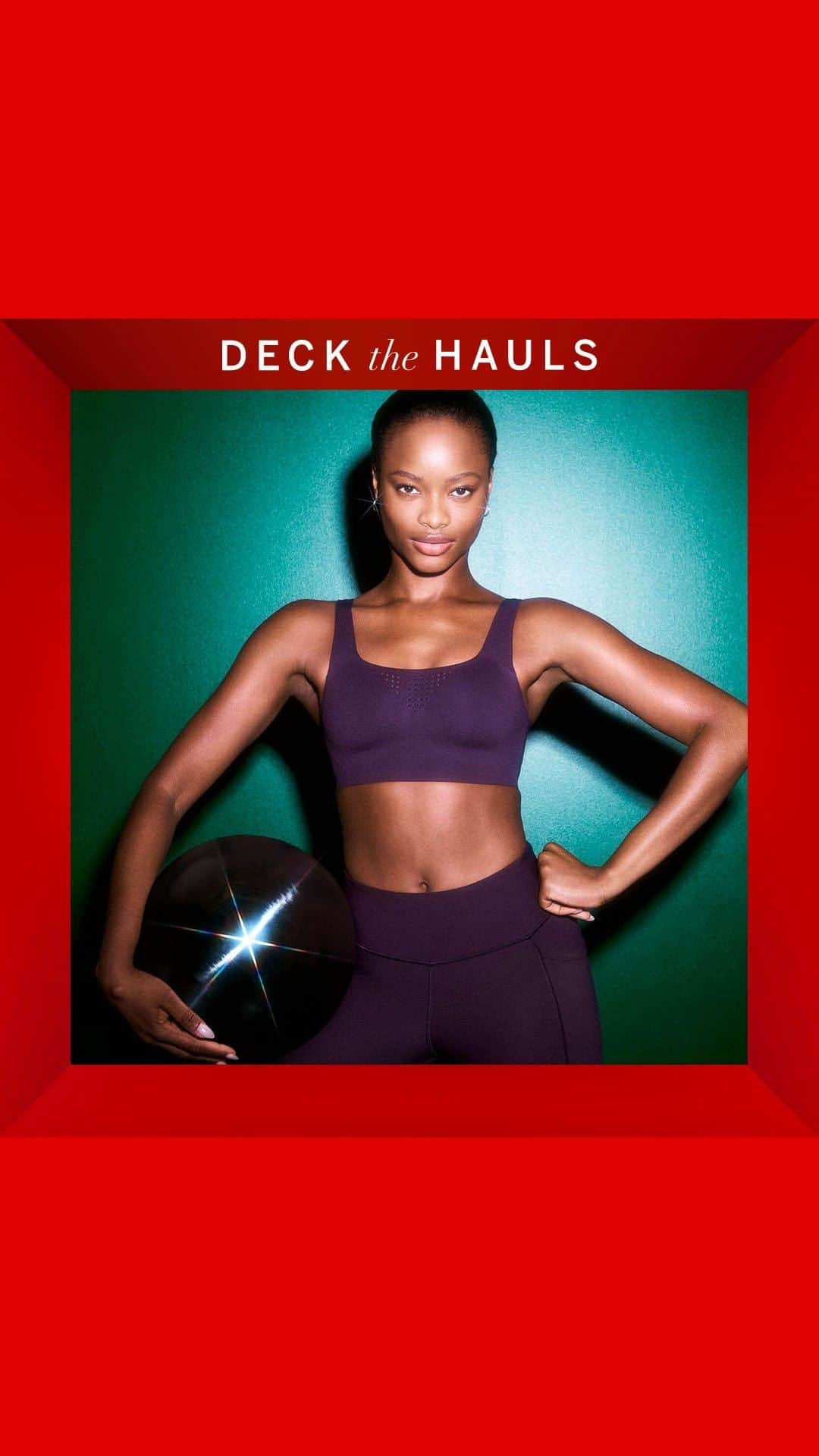 ヴィクトリアズ・シークレットのインスタグラム：「Fortune favors the bold, especially those wearing a regal (and sporty) hue. And during Deck the Hauls, ALL Bras are 30% off for a limited time.」