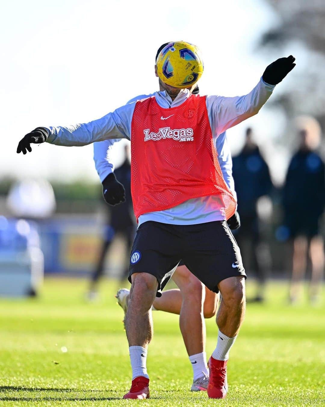 インテルナツィオナーレ・ミラノさんのインスタグラム写真 - (インテルナツィオナーレ・ミラノInstagram)「When football is always on your mind 🧐  #ForzaInter」12月8日 0時34分 - inter