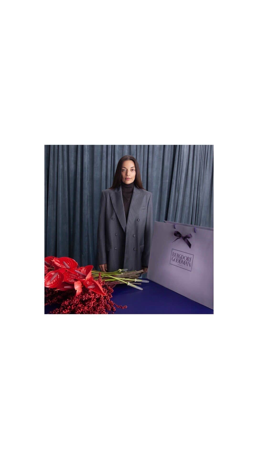Bergdorf Goodmanのインスタグラム：「UNBOXING BRILLIANCE 🎁 What’s inside that lavender package?  Step inside as Marisa Competello unwraps a gift as dazzling and unique as Bergdorf Goodman itself.  Cue the flowers.」