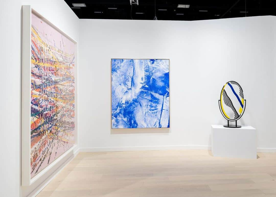 ガゴシアン・ギャラリーさんのインスタグラム写真 - (ガゴシアン・ギャラリーInstagram)「Art Basel Miami Beach (@artbasel) is now open at the Miami Beach Convention Center! Stop by booth D25 to see Gagosian's presentation of an extensive selection of modern and contemporary works.   The works on view in the gallery's booth offer a variety of perspectives on the interactions of the human form and psyche with physical, conceptual, and political spaces through a wide range of materials and processes. A selection of artworks is also presented online. Follow the link in our bio to view the work online, or contact the gallery via DM or at inquire@gagosian.com for more information. __________ #ArtBasel #Gagosian Gagosian’s booth at Art Basel Miami Beach, 2023. All artworks copyrighted. Photos: Owen Conway」12月8日 0時52分 - gagosian