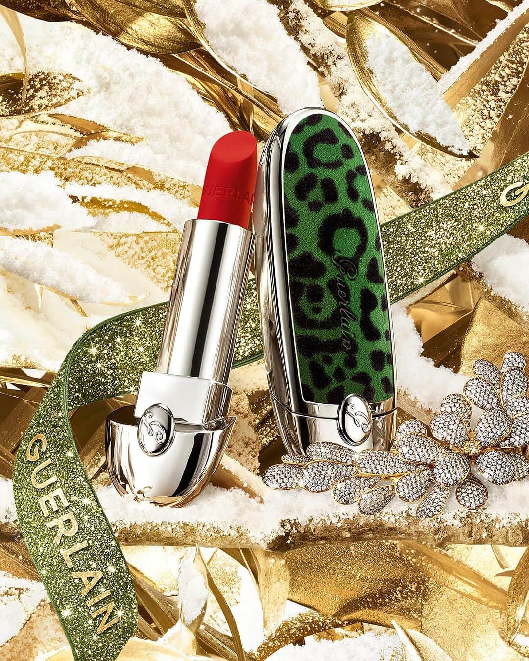 ゲランさんのインスタグラム写真 - (ゲランInstagram)「Rouge G: the Guerlain beauty signature. A bold palette of matte and satin shades meets this season’s edit of ultra-luxe collectible cases, for a custom-made lipstick all your own. Available at guerlain.com and in Guerlain boutiques. — @begumkhan  #BeelieveInFantasy #GuerlainGift #GuerlainMakeup #RougeG #HolidayCollection #MakeupLooks #Wishlist #GiftGuide #PerfectGift #SavoirFaire」12月8日 1時04分 - guerlain