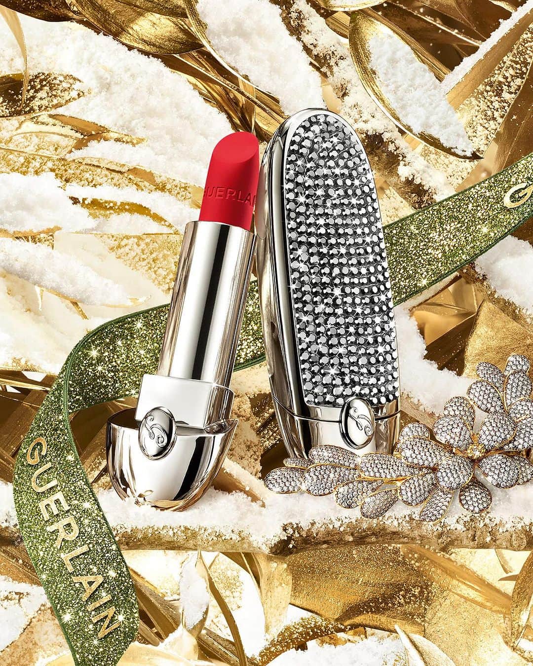 ゲランのインスタグラム：「Rouge G: the Guerlain beauty signature. A bold palette of matte and satin shades meets this season’s edit of ultra-luxe collectible cases, for a custom-made lipstick all your own. Available at guerlain.com and in Guerlain boutiques. — @begumkhan  #BeelieveInFantasy #GuerlainGift #GuerlainMakeup #RougeG #HolidayCollection #MakeupLooks #Wishlist #GiftGuide #PerfectGift #SavoirFaire」