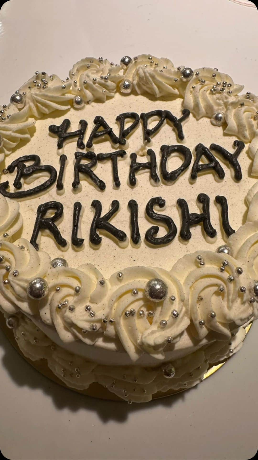 RIKACOのインスタグラム：「🎂 @rikishiexit  甥っ子 happy birthday🎂32 楽しい夜をありがとう😊 リッキー兄貴しんとパパ うちは長男ミッキーと私😄 うちのミッキーが舞台終わって緩みすぎて壊れはじめてる😂てか最初からかー🤣とにかくとにかく家族はいーよなー皆んな大好きだよ🫡次男レンはブラジルからアメリカに移動して仕事してる！帰って来たら皆んなでクリスマス🤶ご飯しよーね👍 #happybirthday  #甥っ子 美味しい中華 @sotired_tokyo  #尾山台ハッピーロード」