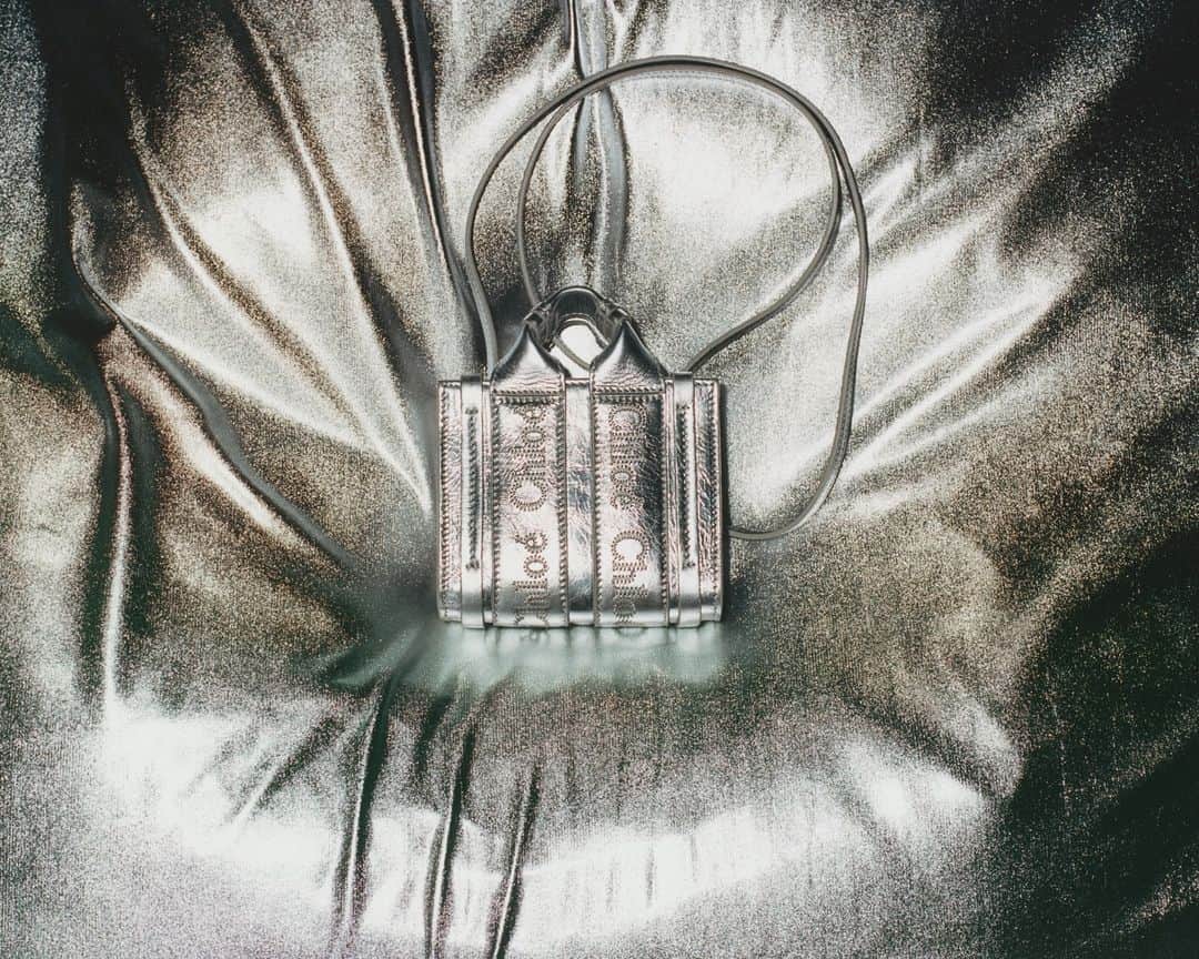 Chloéのインスタグラム：「In time for party season, the Woody nano tote is reimagined in silver leather imbuing this distinctive petite Chloé design with the festive spirit.」