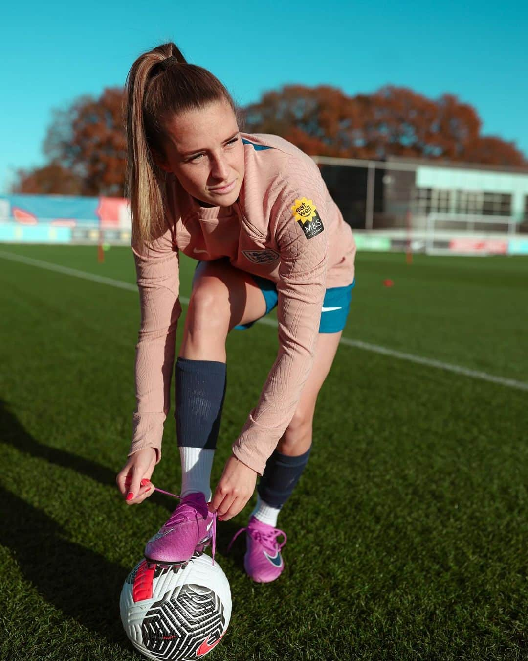 ナイキフットボールのインスタグラム：「Play loud, stand out. 🎯⛈️  The @lionesses midfielder @ellatoone is always on the attack in the all-new Phantom Thunder.   #NikeFootball」