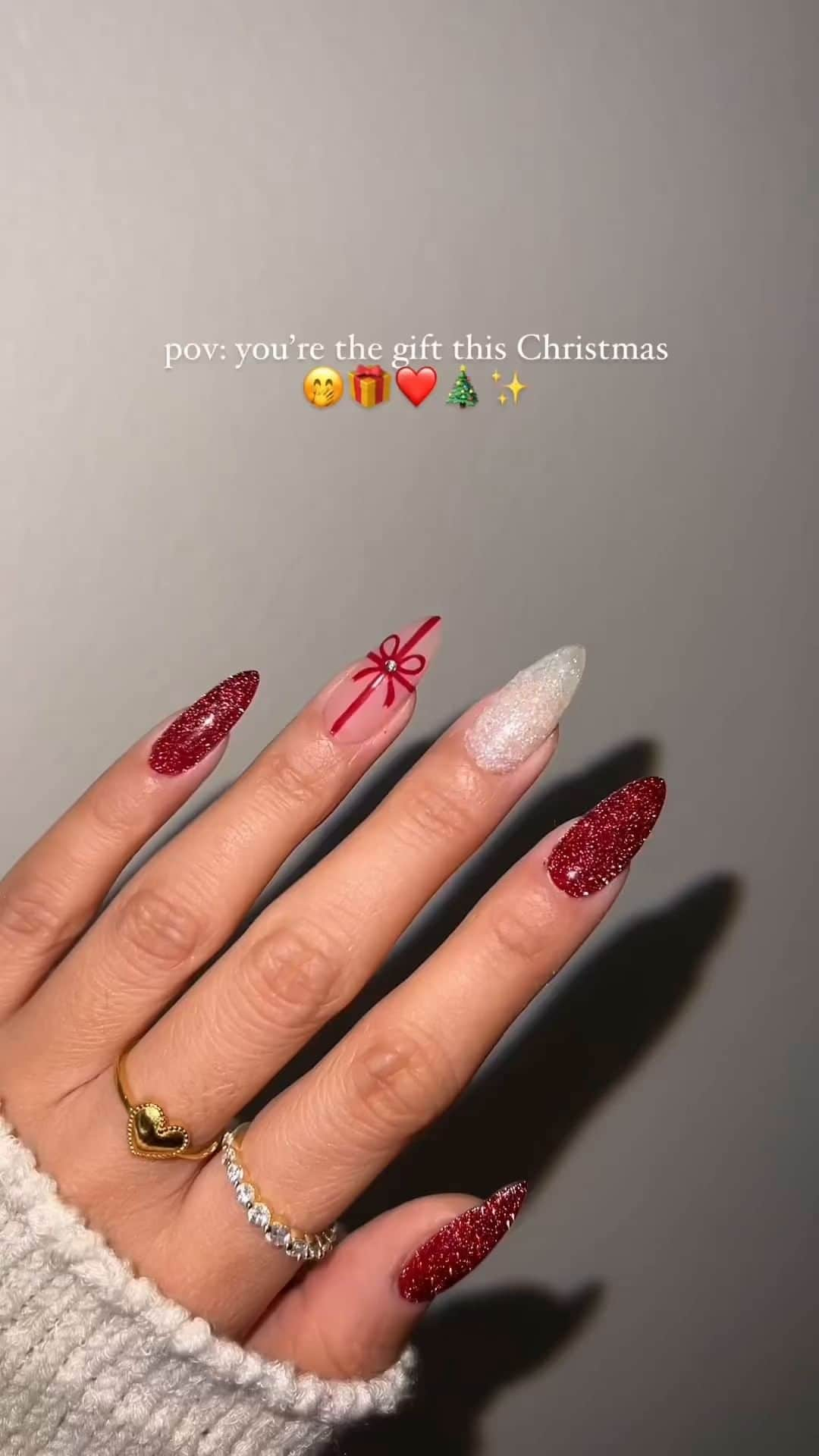 ASOSのインスタグラム：「@vivianmariewong [she/her] is giving herself  the gift of good nails this year 💅🎁」