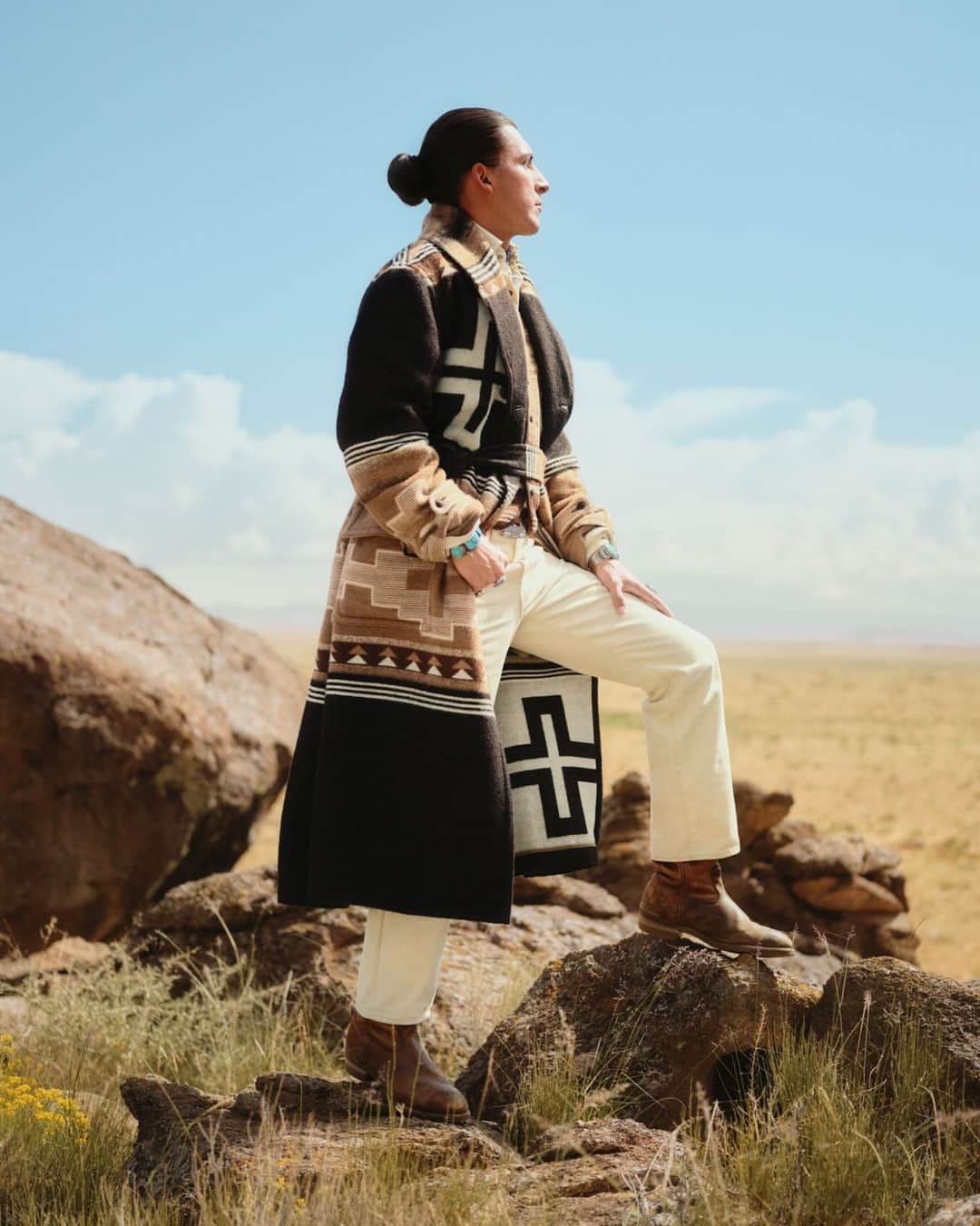Polo Ralph Laurenのインスタグラム：「For this campaign, #PoloRalphLauren traveled to Naiomi’s home of Dinétah (Navajo Nation), a key inspiration behind the first drop of Polo Ralph Lauren x @NaiomiGlasses, Love of the Land.   With gratitude, we thank the cast, crew, and Native community partners for welcoming us to their homelands and collaborating with us to tell this story.  Discover the collection and learn more about #RLArtistInResidence via the link in bio.」