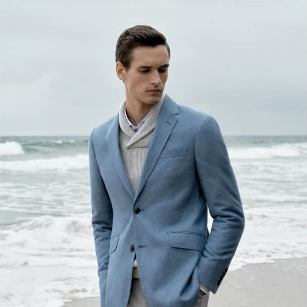 ハケットのインスタグラム：「Discover an array of transitional pieces, woven with premium fabrics and intricate sartorial details, that will take you from one season to the next with ease, while maintaining your distinct, modern, impeccable style.   The tactile luxury of this soft and lightweight cotton blazer with a subtle herringbone design and a charming pastel blue hue, could make this your new favourite garment. Until the days become warmer, compliment it with a seasonal shawl collar knit pullover for extra warmth and comfort.  #HackettLondon #HowToHackett」
