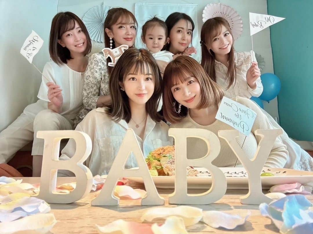 金山睦さんのインスタグラム写真 - (金山睦Instagram)「だいぶ前の いつめんBABY SHOWER👶🏻🍼🩷  ハカマイとあゆむちゃんの赤ちゃんに会えるの楽しみ過ぎる😍❣️  どんどん一気にみんなライフステージが変わっていくことが、不思議な感覚でもあり、ナチュラルでもあり…😌✨✨ 今とっても幸せで溢れているけど、これからさらに、ずっと、みんなが幸せでいることを願ってます😇🫶💫  #babyshower #ベビーシャワー」12月8日 1時00分 - kanayama_chika