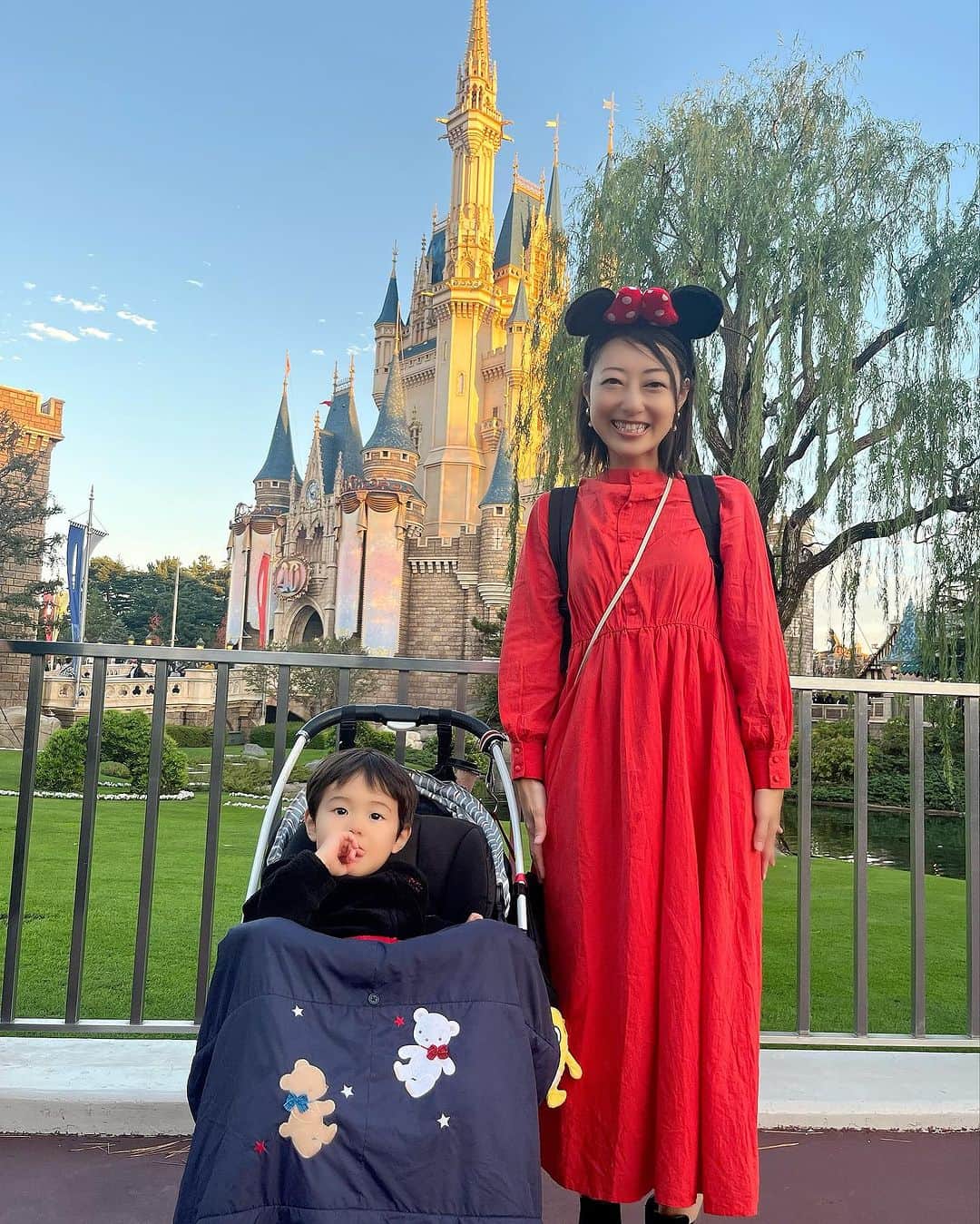 大湯みほのインスタグラム：「………  ✨✨クリスマス🎄Disney✨✨✨  先日、行ってきました〜🏰🐭🎀🧸♦️  今回は、なんと… この方たちと😘  芸人時代から仲良しの✨ORIE &息子くん✨と👦💕  まだまだ、いっぱい写真があるので✨  ゆっくり選びながらアップさせていただきます〜  おやすみなさい🌙💤」