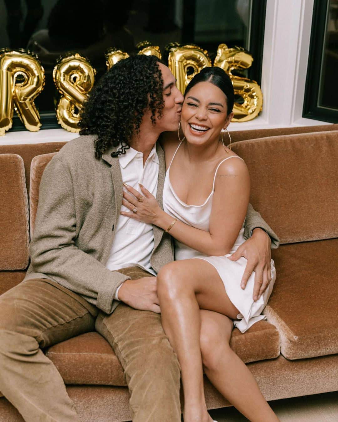 E! Onlineのインスタグラム：「Basically what we're gonna do is gush about Vanessa Hudgens' and Cole Tucker's wedding. 🥹💍 Link in bio for all the deets on their Tulum wedding. (📷: Instagram/Getty)」