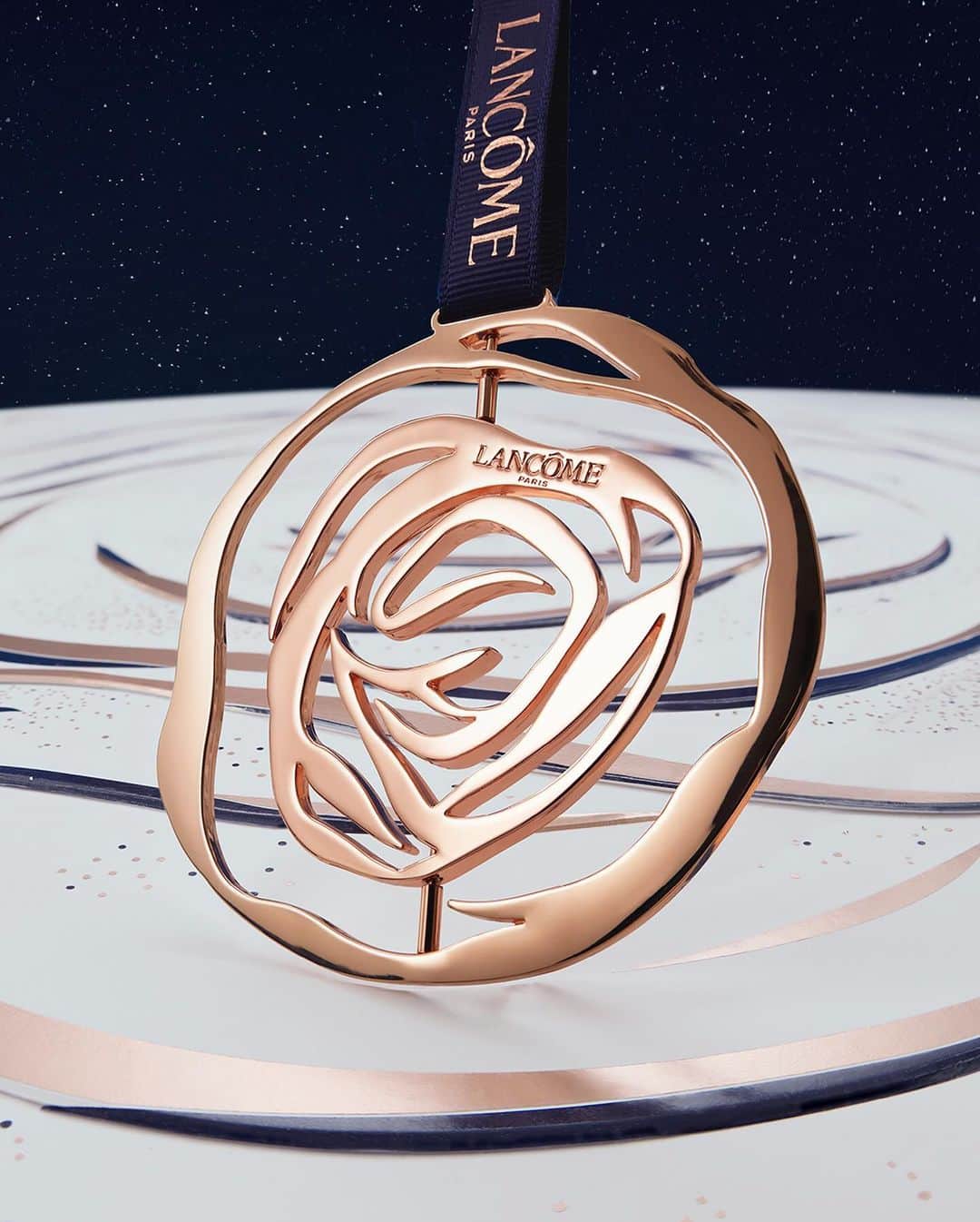 Lancôme Officialさんのインスタグラム写真 - (Lancôme OfficialInstagram)「Your loved ones will dream away this Holiday season thanks to exceptional gifts adorned with Lancôme’s magical box. Embellish your gift with the iconic rose charm: a whimsical pattern to hang in your home to celebrate the magic of the season.  #Lancome #LancomexLouvre #Holiday23」12月8日 1時06分 - lancomeofficial