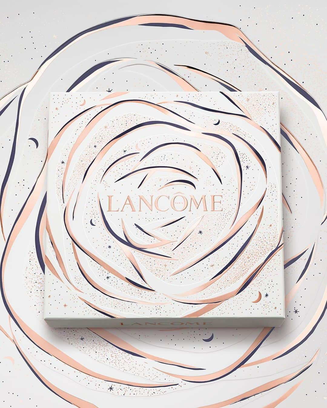 Lancôme Officialさんのインスタグラム写真 - (Lancôme OfficialInstagram)「Your loved ones will dream away this Holiday season thanks to exceptional gifts adorned with Lancôme’s magical box. Embellish your gift with the iconic rose charm: a whimsical pattern to hang in your home to celebrate the magic of the season.  #Lancome #LancomexLouvre #Holiday23」12月8日 1時06分 - lancomeofficial