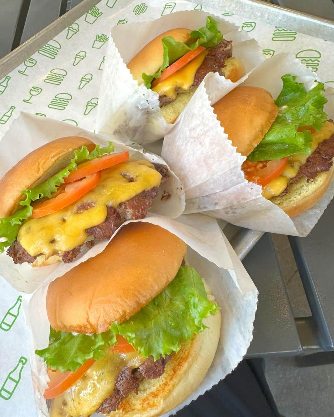 佐野恭平さんのインスタグラム写真 - (佐野恭平Instagram)「最近の！ #shakeshack #外苑前いちょう並木 #グラコロ」12月8日 1時08分 - kyoheisano