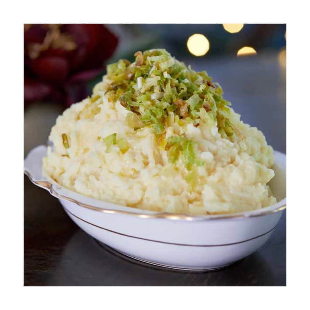 メアリー・マッカートニーのインスタグラム：「Next in my selection of festive sides is my favourite mashed potato recipe. Any leftovers can be rolled into patty shapes and shallow-fried until golden brown, then served the next day with a free range fried egg on top x Mary  HORSERADISH MASH TOPPED WITH SAUTÉED LEEKS   SERVES 4   INGREDIENTS 6 medium potatoes 2 tablespoons Extra Virgin olive Oil 1 large leek, trimmed and thinly sliced  200ml unsweetened plant based milk 100g vegan butter 1 tablespoon horseradish sauce sea salt and freshly ground black pepper, to taste  METHOD Peel and chop the potatoes into even pieces (so they take the same time to boil).   Place in a large saucepan of cold water, bring to the boil and then gently simmer for 20 minutes or until cooked through (so they fall off a fork when tested). Drain in a colander.  Meanwhile, to prepare the leeks, heat 1 tablespoon of the olive oil in a medium sized frying pan, then add the sliced leek and a pinch of sea salt. Cook over a low–medium heat for 10–12 minutes, or until softened and turning lightly golden. Turn off the heat.  Meanwhile, tip the drained potatoes back into the saucepan. Pour the milk over them and add the butter, then place over a low heat. Mash these ingredients together with a potato masher until they are smooth and there are no lumps. Then whisk lightly through with a fork to ensure they are light and fluffy.   Stir in the horseradish sauce (or Dijon mustard). Season well with a pinch of sea salt and plenty freshly ground black pepper to taste, then transfer to a warmed serving dish and top with the caramelised leeks and serve.   #vegeterianchristmas #vegeterianchristmasdinner #veggiechristmas」