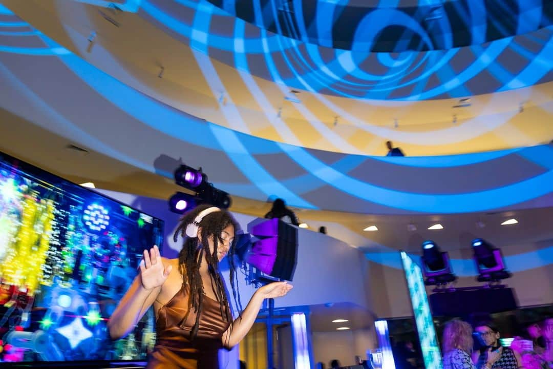 グッゲンハイム美術館のインスタグラム：「Save the Date for the 2024 YCC Party Presented by LG Display!  🗓️ Tuesday, April 2   9 pm-midnight  Mark your calendars! Set in our iconic rotunda, the 2024 Young Collectors Council Party will return this April with artist and programmer Rachel Rossin (@rachelrossin) visually transforming the Guggenheim into a hybrid virtual environment.  Join us for an evening of music, dancing, and more!  Early bird tickets will go on sale in January 2024. #YCCPartyxLGDisplay ... Learn more about LG Guggenheim Art and Technology Initiative and the Young Collectors Council at the link in our bio.」