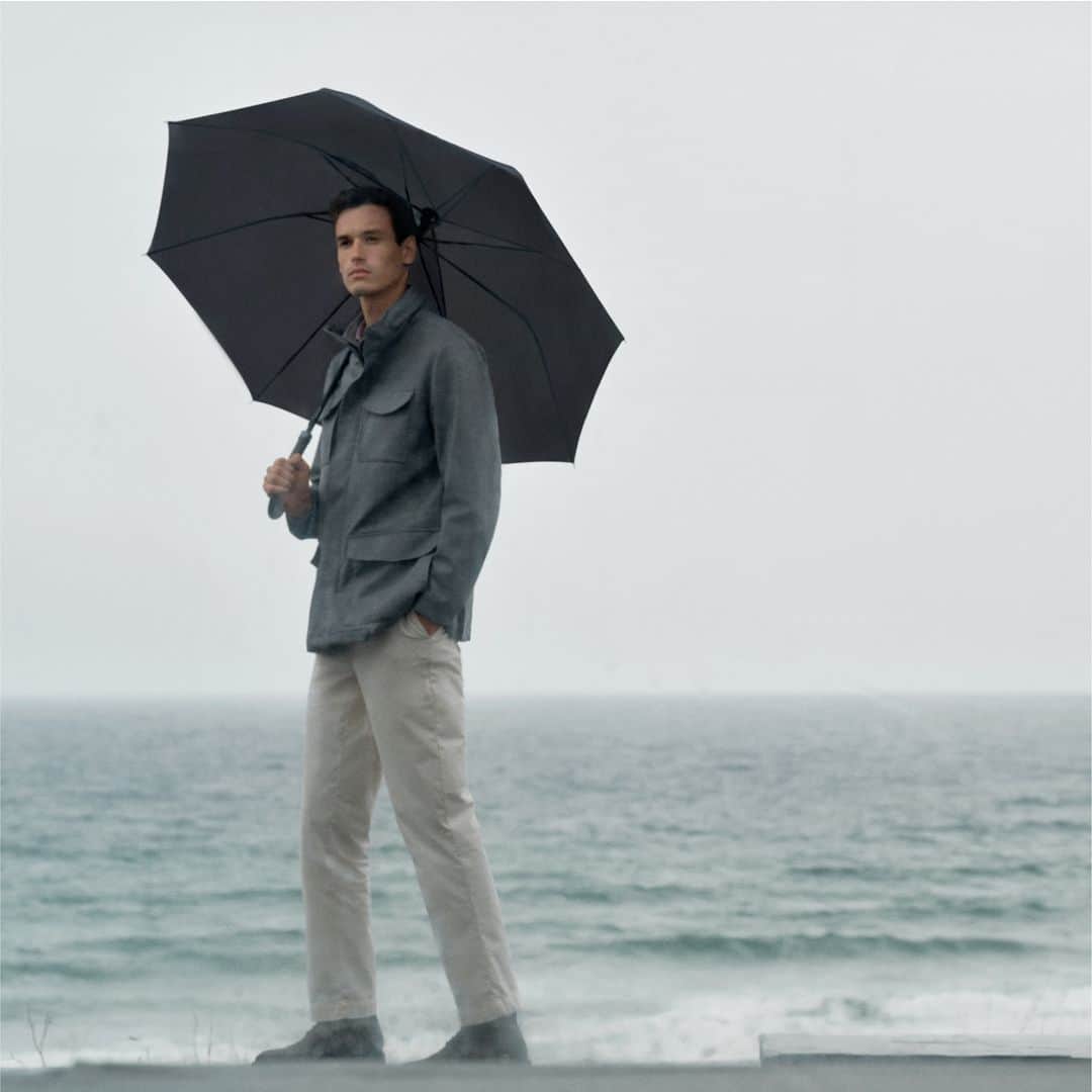 ハケットのインスタグラム：「Stay one step ahead of the weather. Explore new items and find the highlights of your transitional attire for the next season.  From technical water-repellent jackets that combine a sleek aesthetic and functionality, to versatile finely crafted cotton chinos, the new collection is bound to refine your wardrobe with even more defined lines and the smartest styles.  #HackettLondon #HowToHackett」