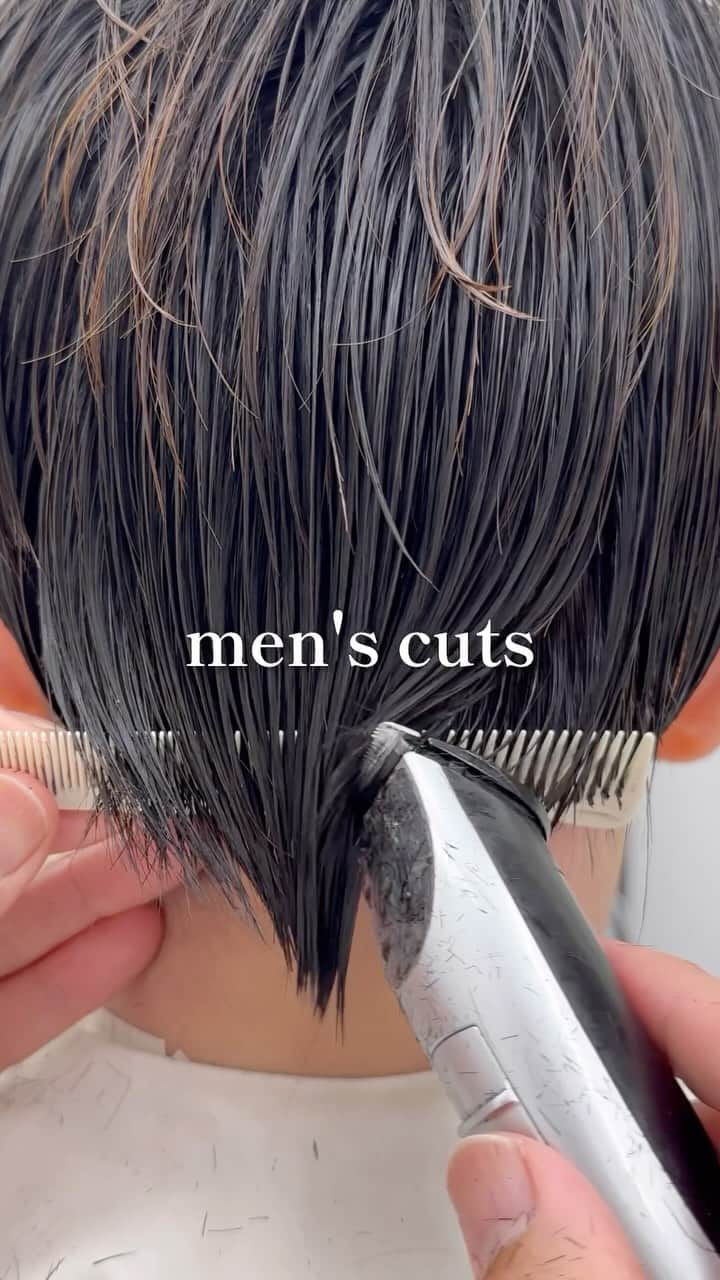 Seiichiro Kawakamiのインスタグラム：「men’s cuts👍 . ➖➖➖➖➖➖➖➖➖➖➖➖➖➖ . 《《　ご予約　》》 【平日】10時～20時 〜【Price】〜 カット_6800円 カラー_8800円 カット＋カラー_12000円 カット＋ダブルカラー_21000円 カット＋3Dハイライト_21000円 カット＋パーマ_13000円 カット＋縮毛矯正_21000円 髪質改善トリートメント_8800円 . ➖➖➖➖➖➖➖➖➖➖➖➖➖➖ . #cut #bob #カット動画 #切 #銀座美容室」