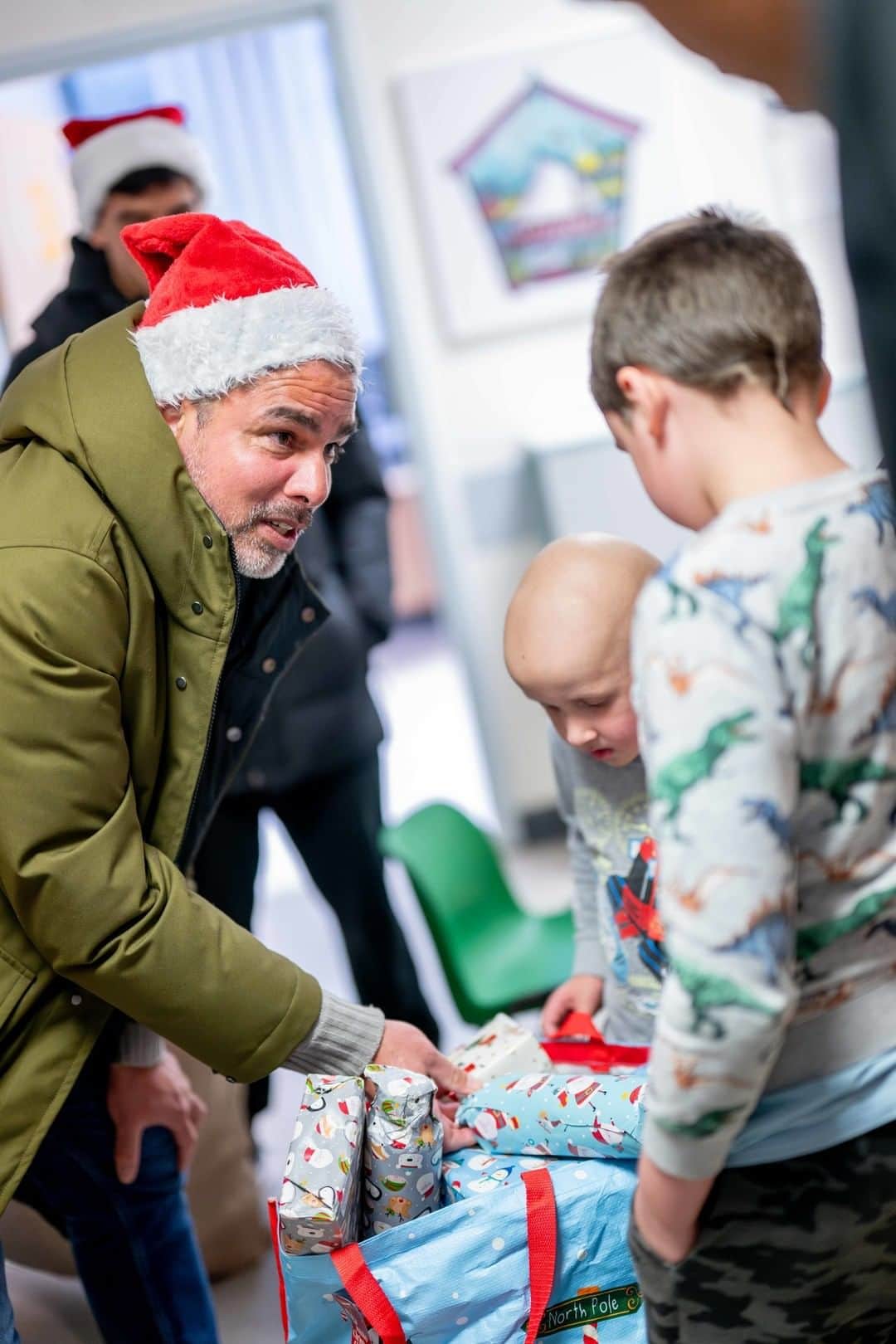 ノリッジ・シティFCのインスタグラム：「Spreading some festive joy 🎄  First-team players visited local hospitals to deliver presents and Christmas cheer 💛💚」